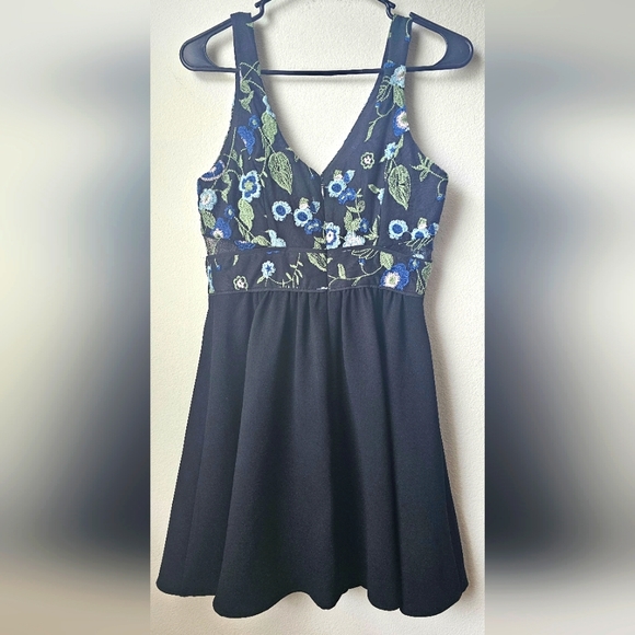 NWT BCBGeneration Sleeveless Black Floral Dress, Women's Size 4 - Picture 3 of 7